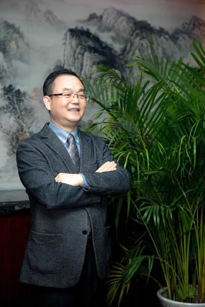 快過刀，準(zhǔn)超尺，亮勝光，激光正成為21世紀(jì)最為矚目的高新技術(shù)之一