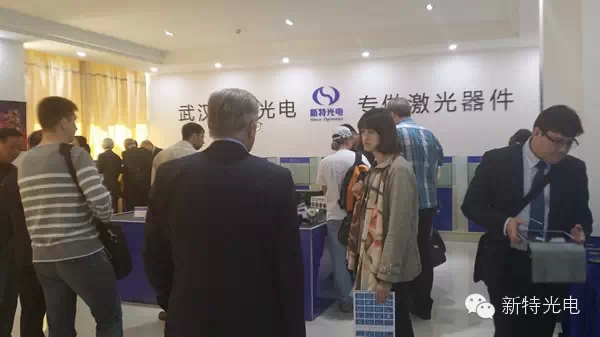 俄羅斯激光代表團對新特光電激光配件感到吃驚！