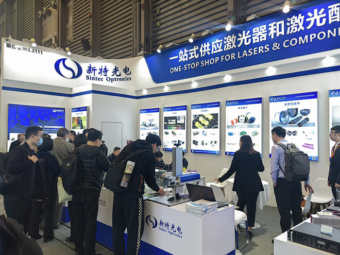 新特光電工作人員態(tài)度熱情、專業(yè)、耐心地向觀眾們講解產(chǎn)品的性能參數(shù)