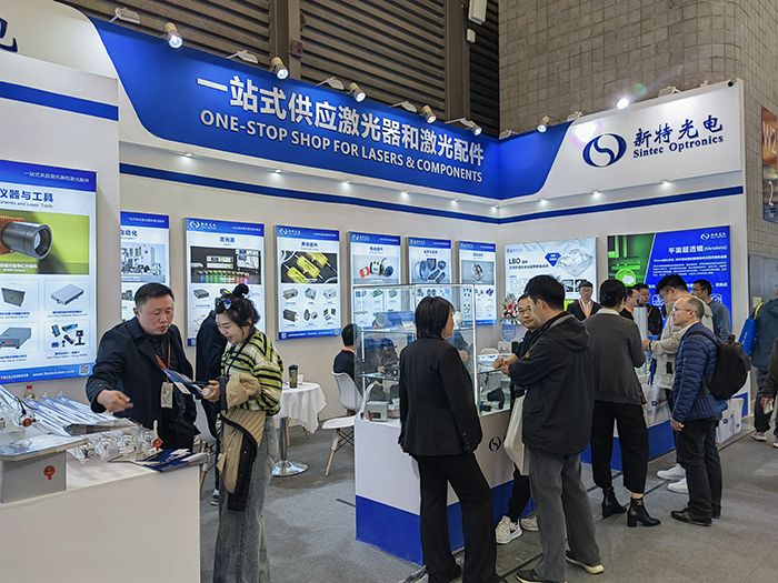 新特光電工作人員態(tài)度熱情、專業(yè)、耐心地向觀眾們講解產(chǎn)品的性能參數(shù)