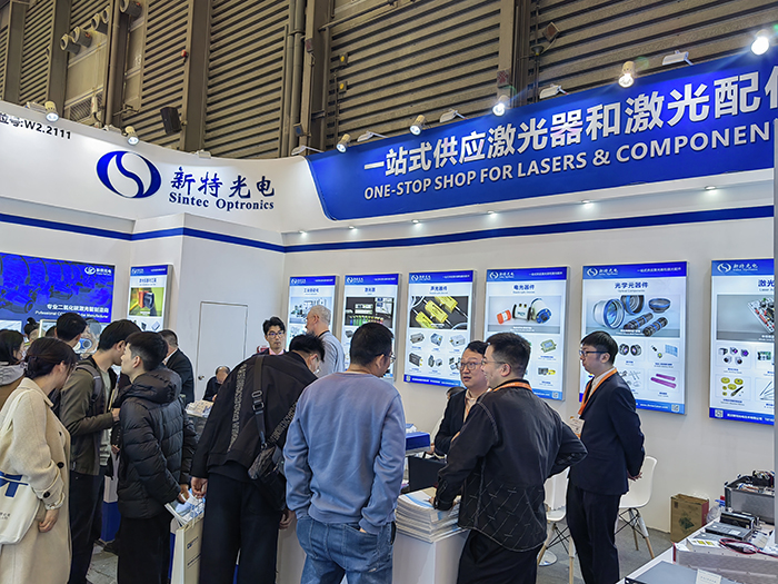 新特光電工作人員態(tài)度熱情、專業(yè)、耐心地向觀眾們講解產(chǎn)品的性能參數(shù)