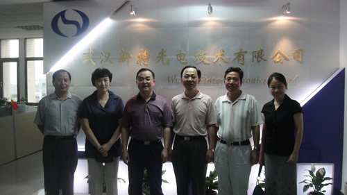 湖北省僑聯(lián)謝余卡主席率領(lǐng)副主席何光源、劉文華、王愛(ài)民和副巡視員羅連運(yùn)來(lái)新特光電調(diào)研